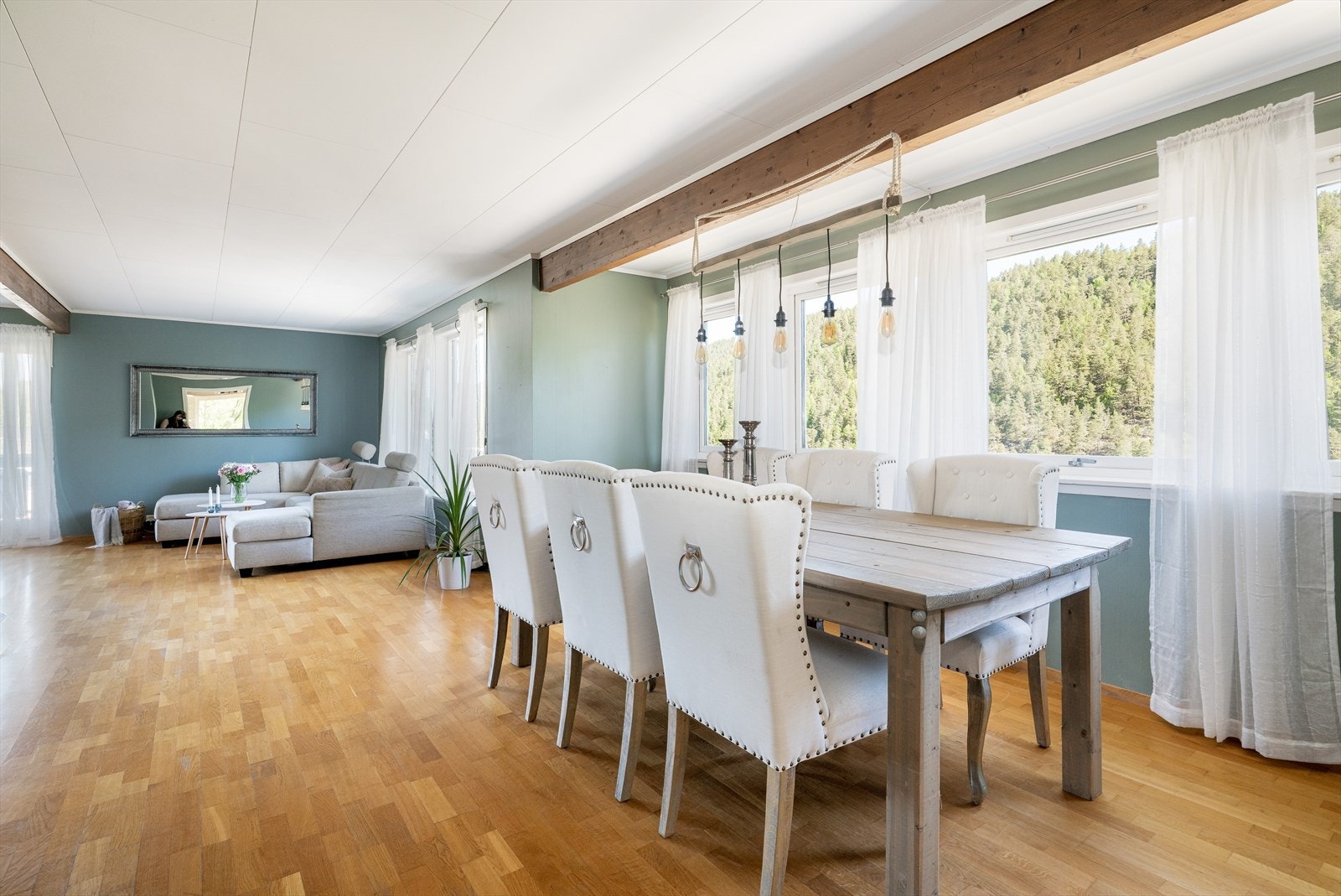 Inntil kjøkkenet er det spisestue med god plass til familiemiddager og hyggelige lag. Galleribilde