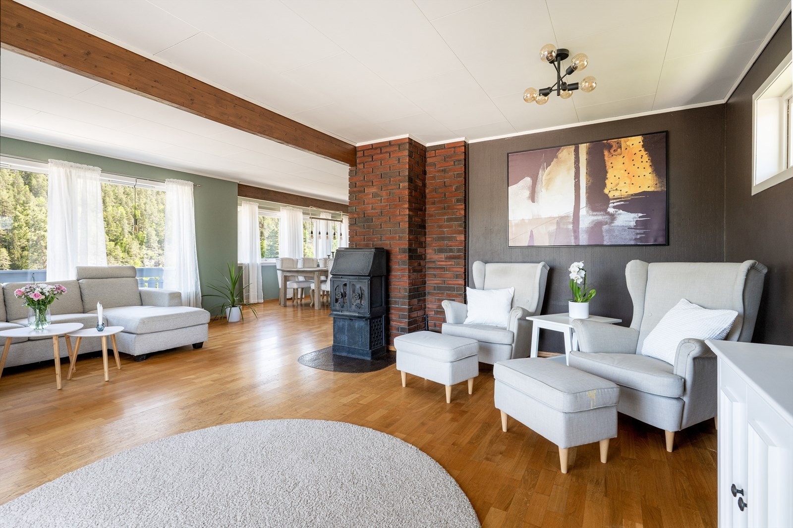 Boligen har en romslig vinkelstue på hovedplan med gode soner for møblering. Galleribilde