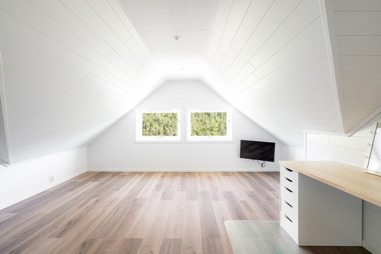 Loftstue - Loftstue og soverom i 2. etasje er innredet og omgjort uten at dette er søkt om og uten at nødvendig godkjennelse er gitt av kommunen. Galleribilde