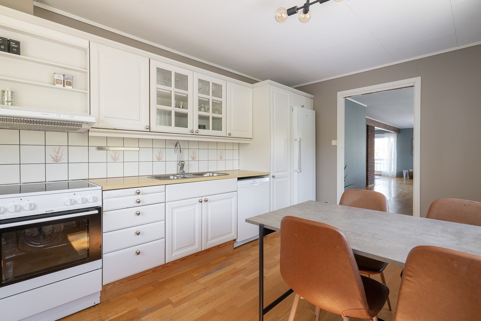 Kjøkkenet har avsatt plass til frittstående hvitevarer som oppvaskmaskin, komfyr og kjøleskap. Over kokesonen er det ventilator med avtrekk ut. Galleribilde