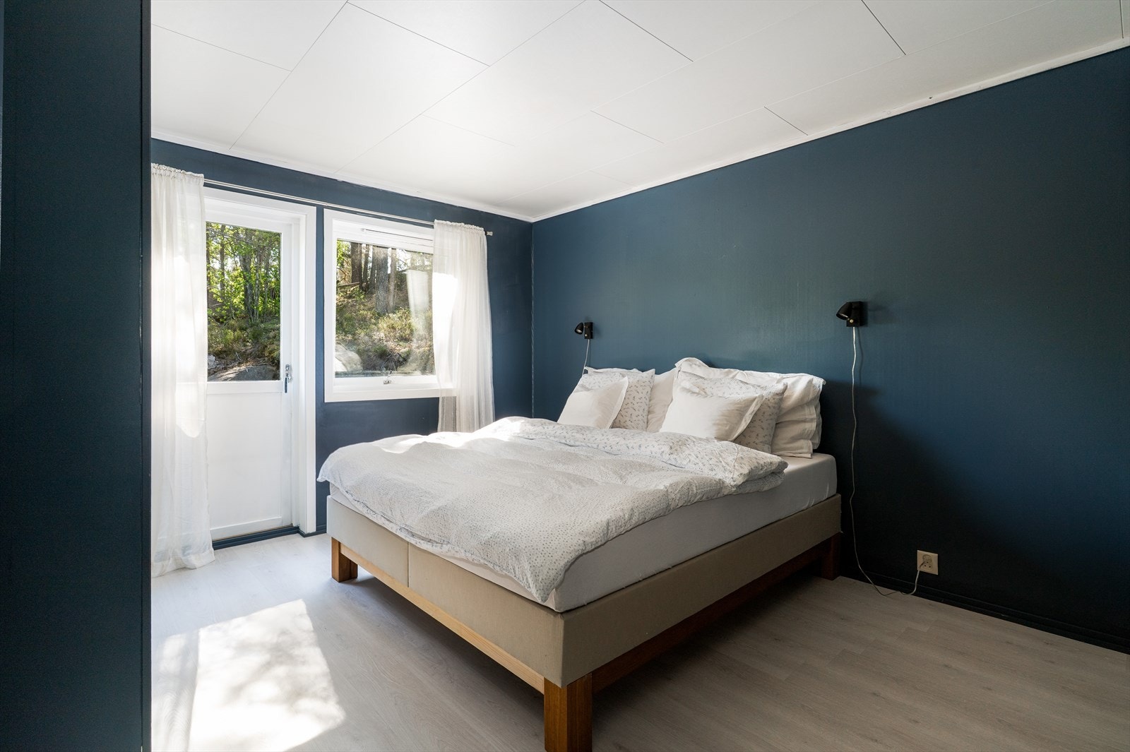 Soverommet på hovedplan ligger godt trukket tilbake fra oppholdsrommene, med moderne laminat på gulvet. Galleribilde