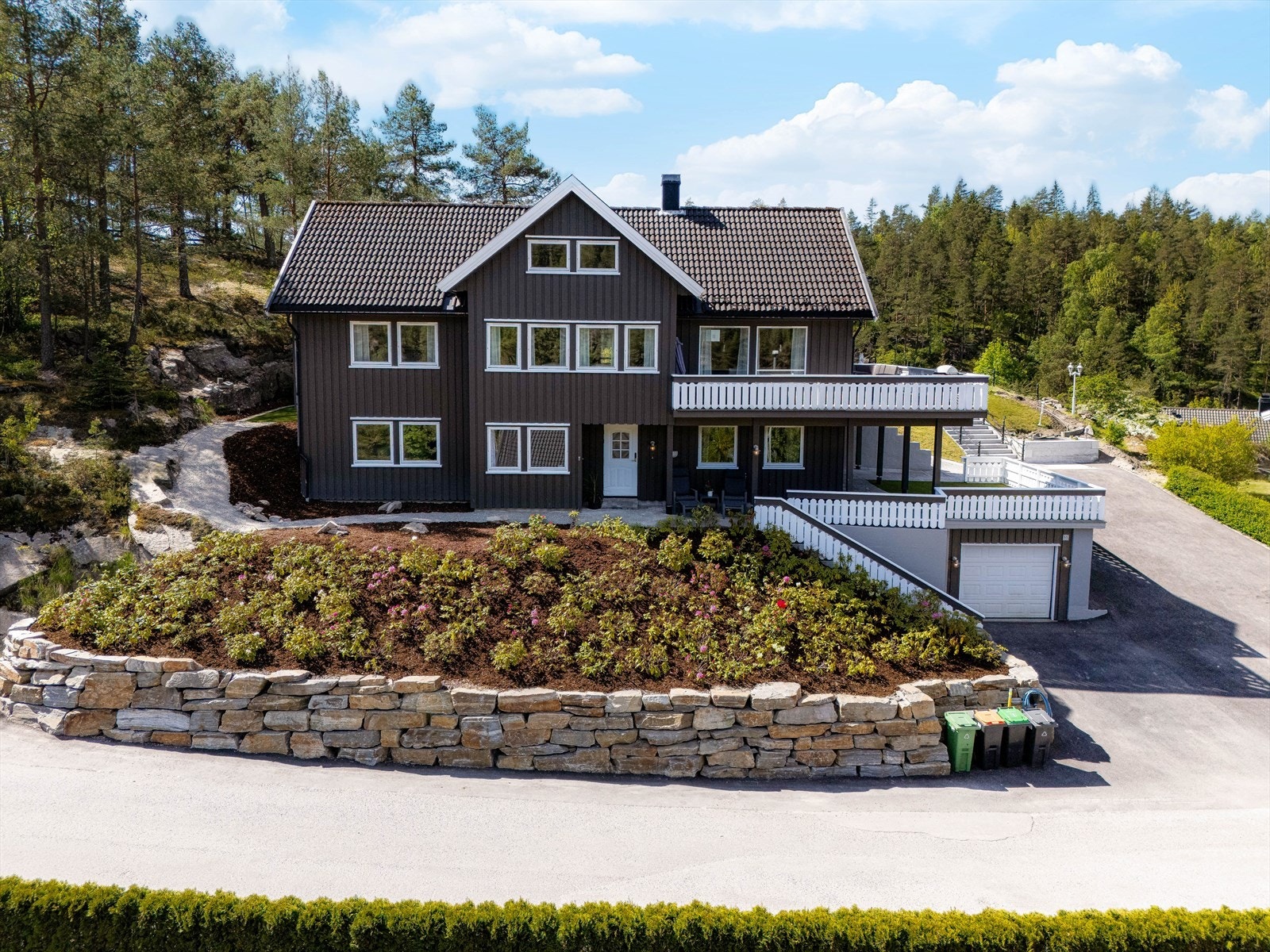 Stor familiebolig med garasje, gode solforhold og ryddige, velstelte uteområder beliggende på Skjelbekkåsen på Skotfoss. Galleribilde