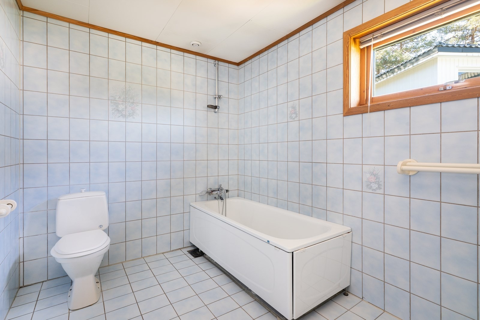 Badet er også innredet med badekar og toalett. Rommet har naturlig ventilering i himling og tilluft via spalte ved dørterskel. Galleribilde