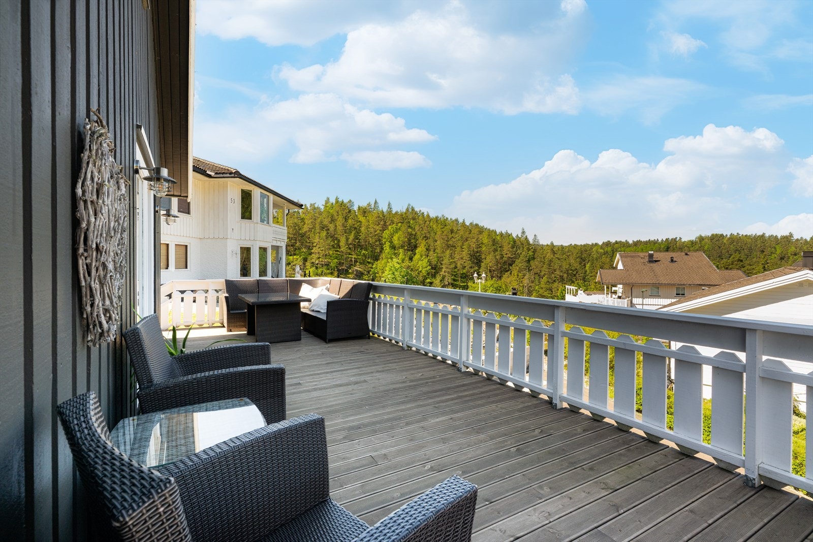 Med adkomst fra stua på hovedplan er det adkomst til en solrik og romslig terrasse med god plass til diverse utemøblement, grill og blomster. Galleribilde