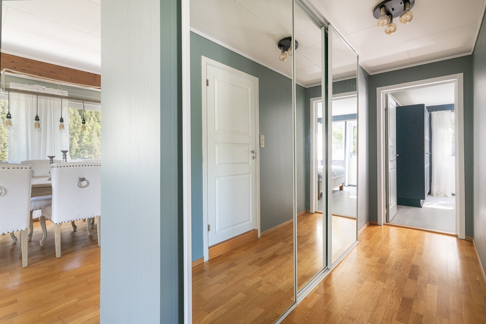 Det er også etablert skyvedørsgarderobe med speildører i soveromsgangen. Galleribilde