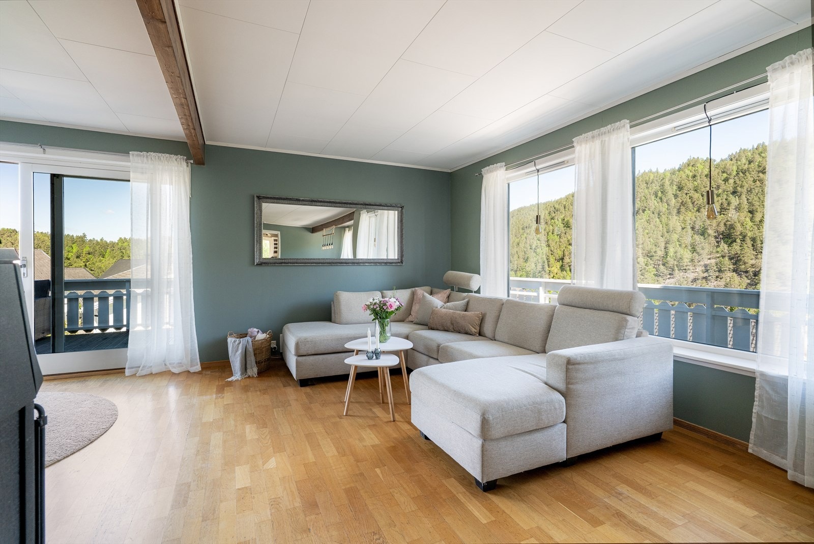 Fra stua er det skyvedør med adkomst til terrasse med plass til diverse utemøbler, grill og blomster. Herfra er det trapp ned til hagedelen. Galleribilde