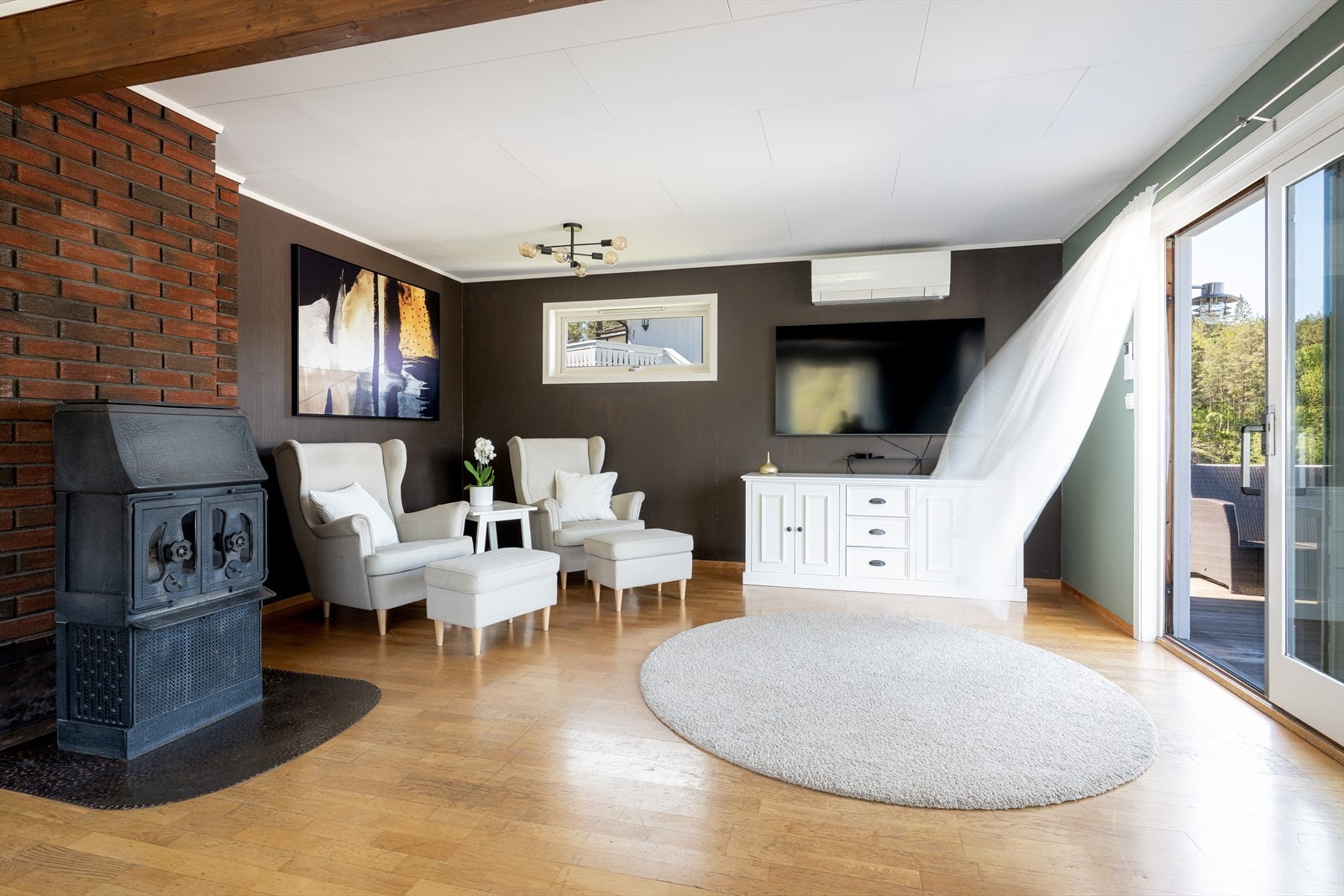 Det er installert vedovn samt varmepumpe for en jevn og behagelig varme. Det er også installert varmepumpe på toppen av trappa fra sokkeletasjen. Galleribilde