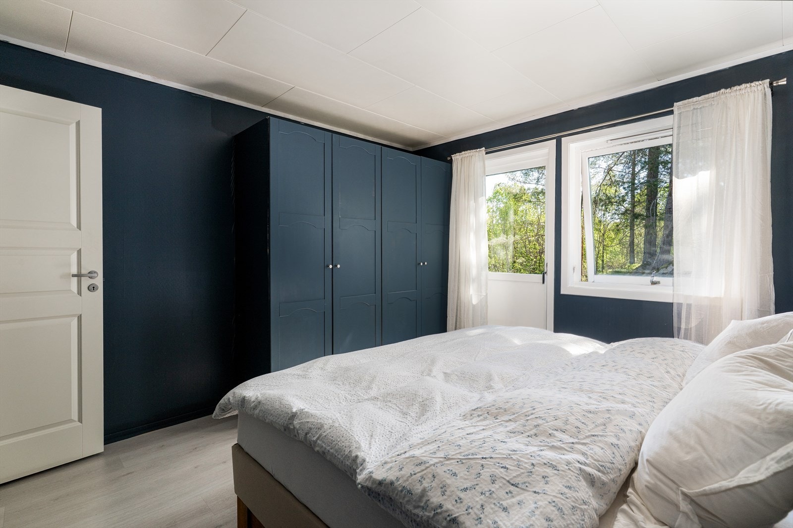 Her glir garderobeskapet elegant inn sammen med resten av rommet som er malt i samme farge. Galleribilde