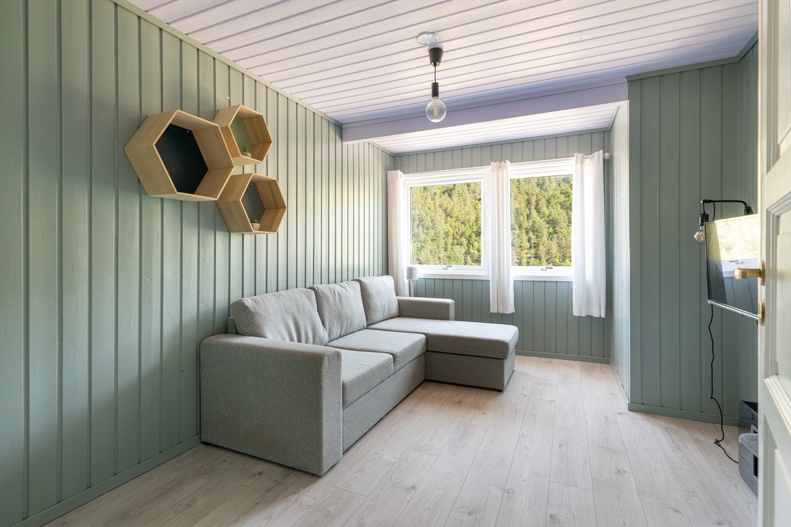 I sokkeletasjen er det en koselig, liten stue/ungdomsrom i delikat utførelse. Galleribilde