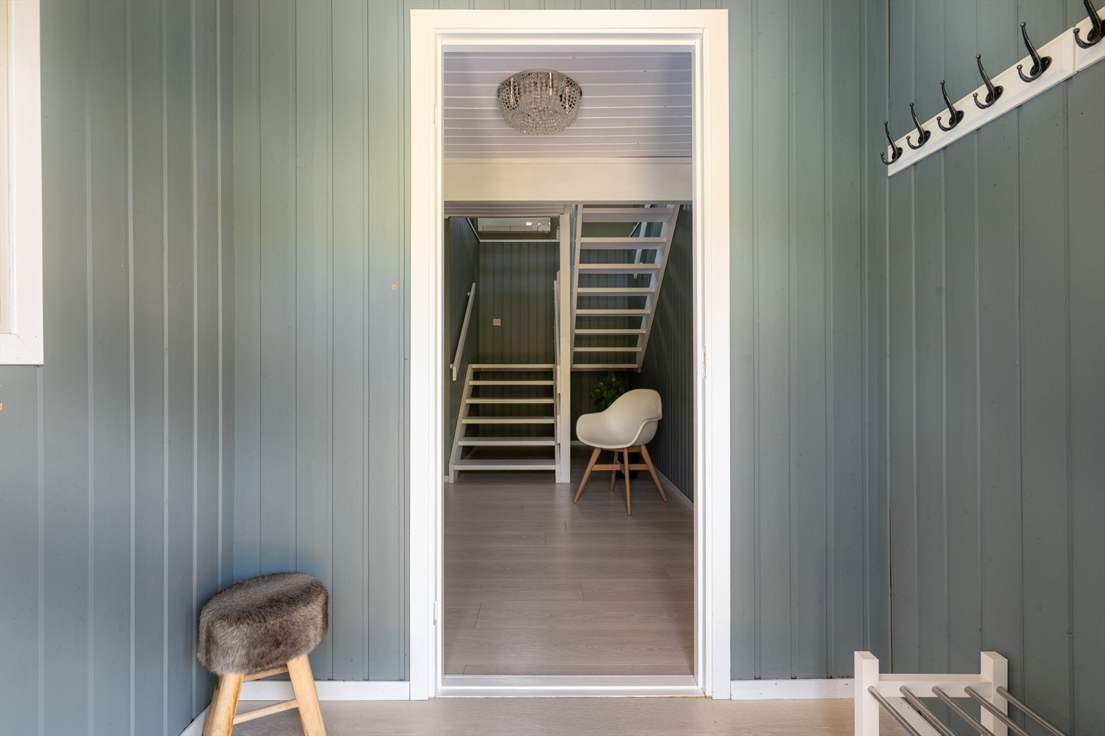 Med adkomst fra det hyggelige inngangspartiet kommer man inn i gangareal med moderne overflater og delikat fargevalg. Galleribilde