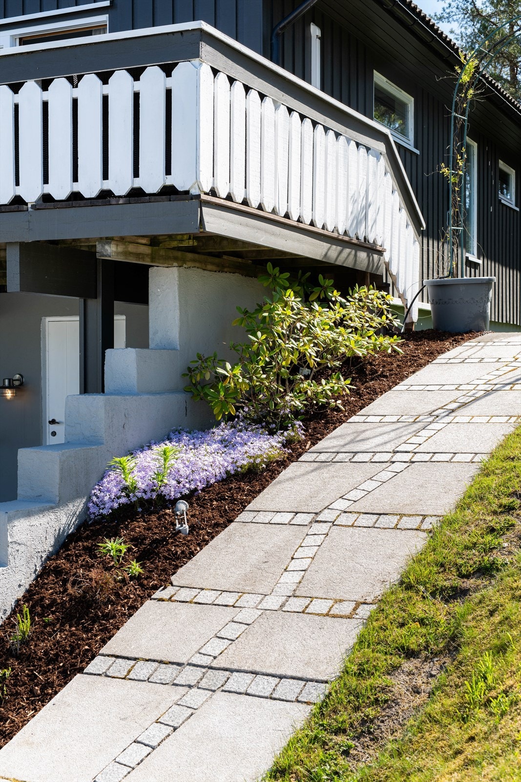 Dekorativ gangsti med flott staudebed. Galleribilde