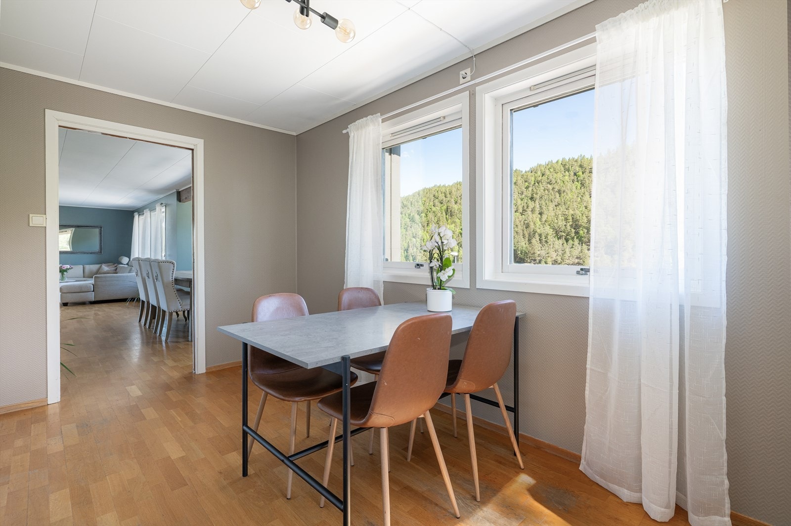 På kjøkkenet er det en hyggelig spiseplass ved vinduene. Galleribilde