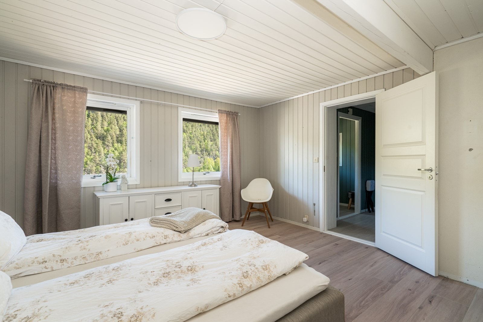 I tillegg er det to soverom i denne etasjen, begge med lyse overflater og god plass til møblering. Galleribilde