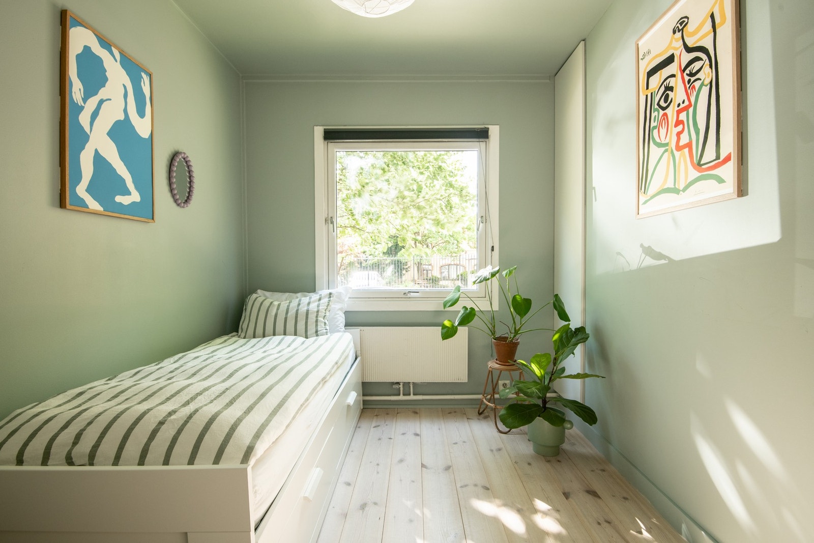 Soverom 2 er også av god størrelse og fleksibelt i bruk. Enten man har behov for barnerom, gjesterom eller hjemmekontor, passer dette rommet utmerket. Galleribilde