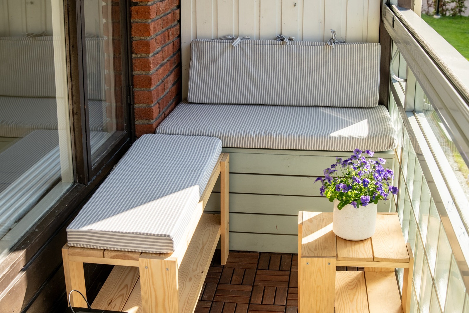 Balkongen vender mot nordvest og har et flott utsyn over borettslagets grønne og velstelte fellesarealer. Galleribilde