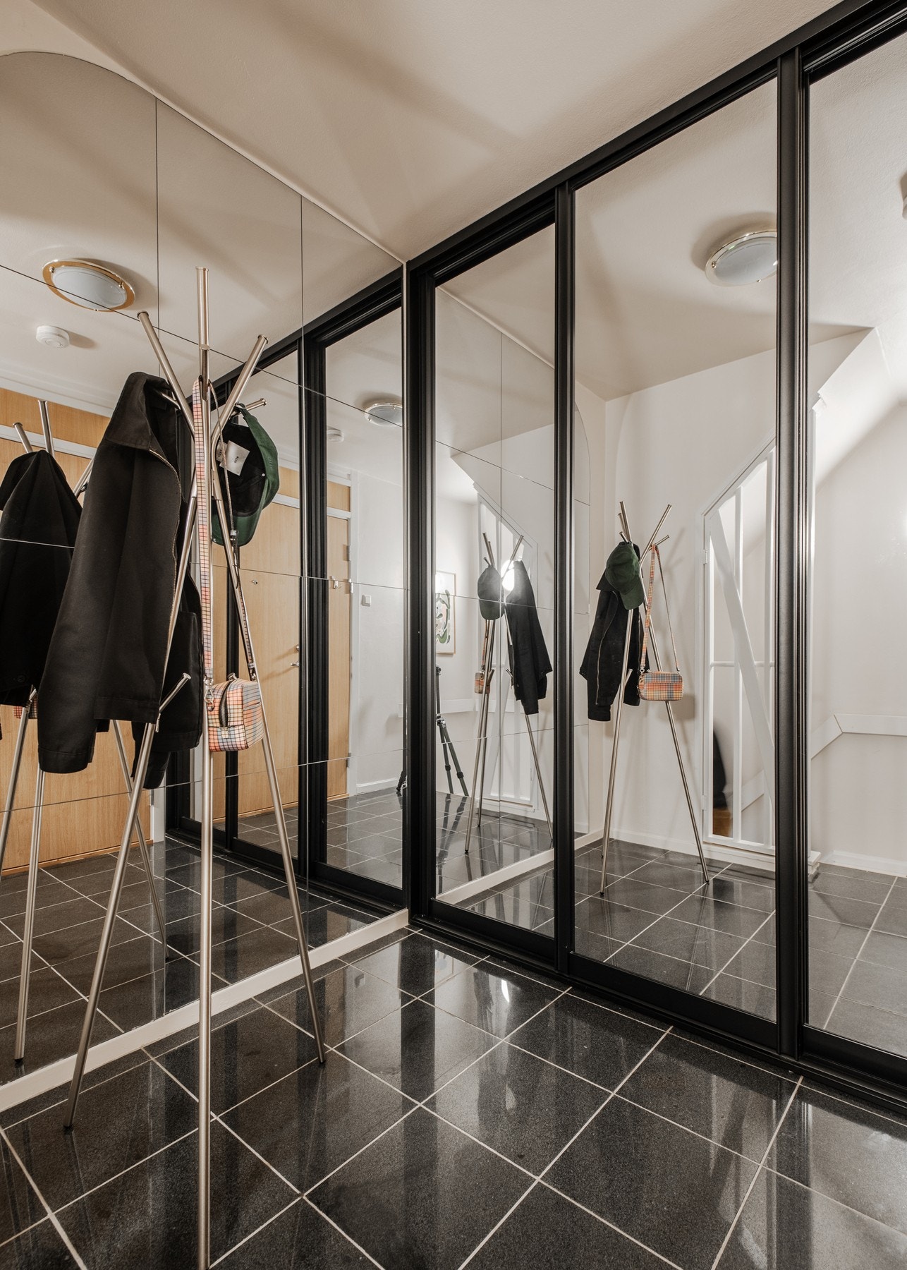 Moderne og stilren entré med mye oppbevaringsplass. Galleribilde