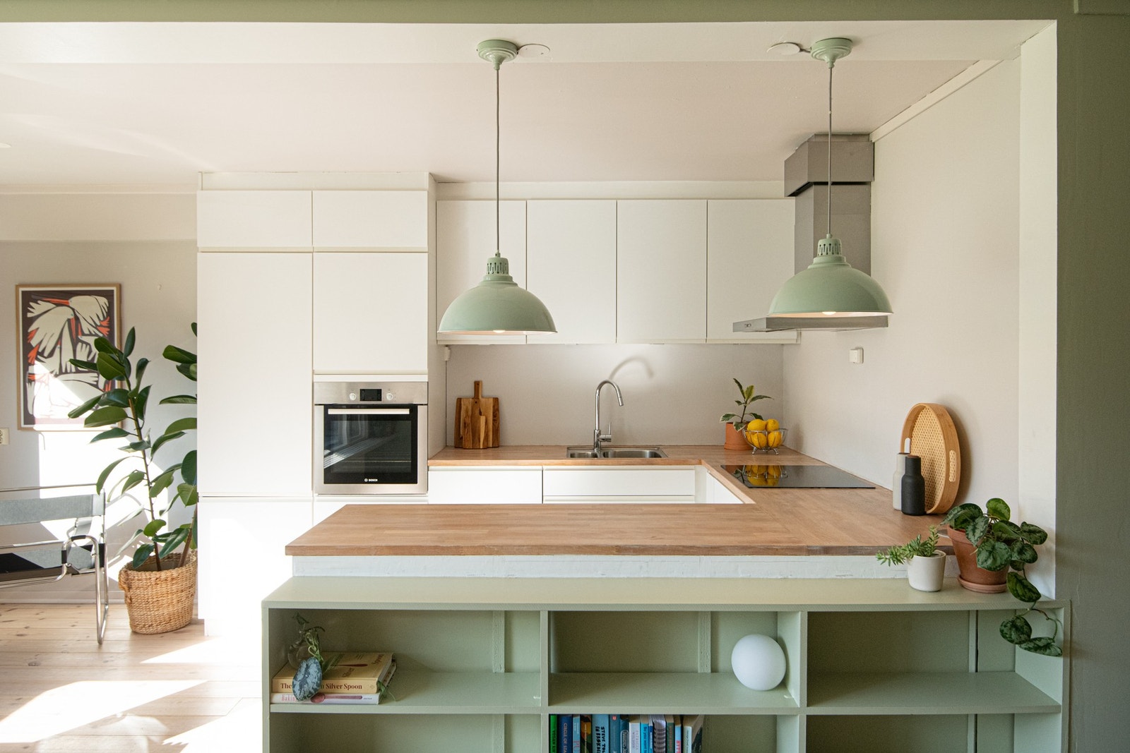 Det stilrene Kvik-kjøkkenet fra 2016 har et diskret og moderne uttrykk, og er i åpen løsning mot stuen. Galleribilde