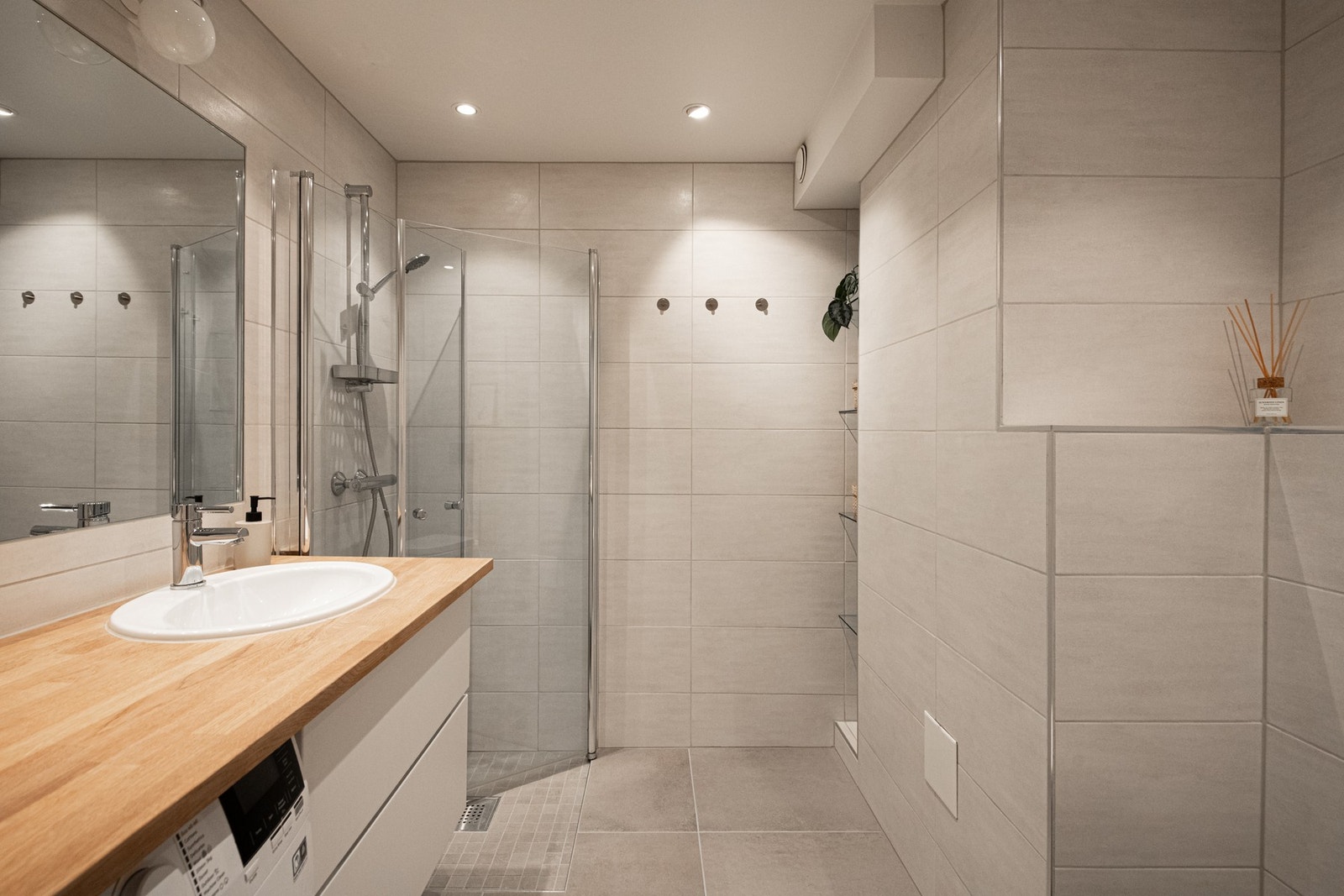 Lekkert og delikat baderom som ble pusset opp i 2016 av Godt Bygg AS (dokumentasjon foreligger). Galleribilde