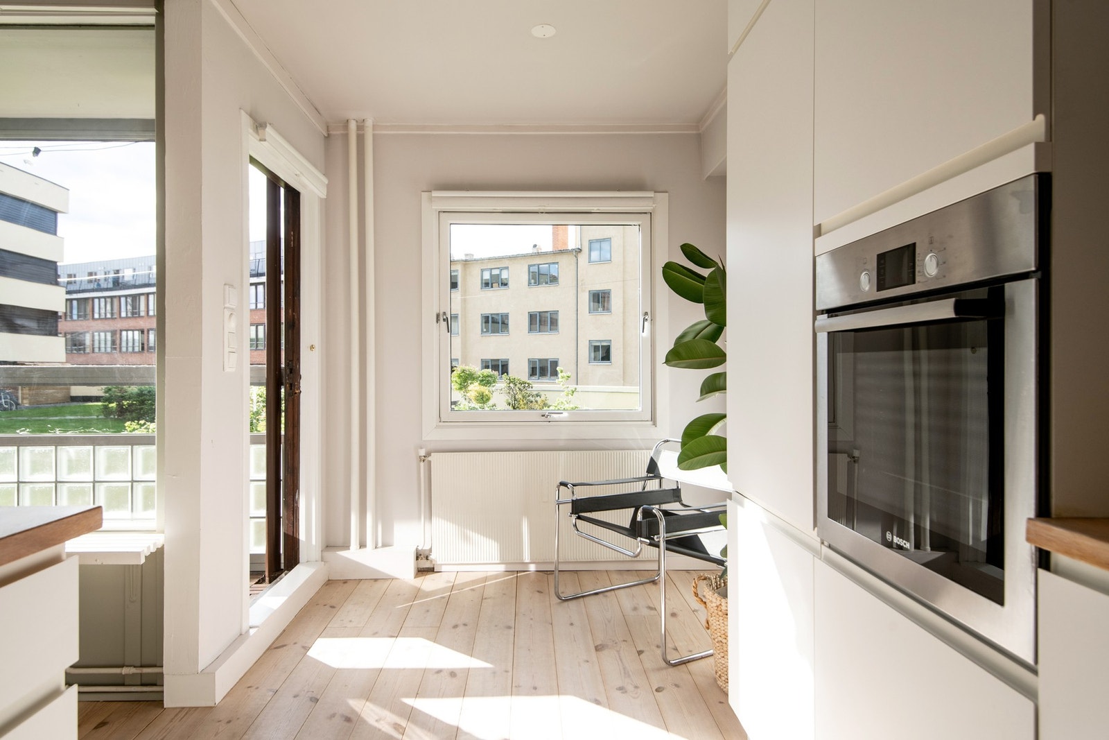 Stilrent og moderne Kvik-kjøkken fra 2016 med integrerte hvitevarer. Galleribilde