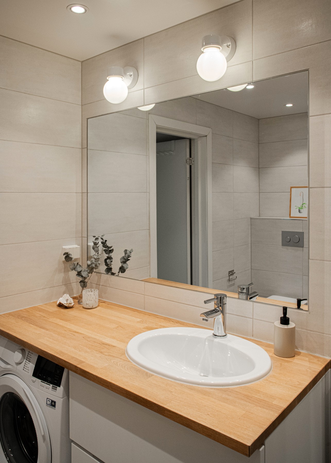 Badet er innredet med en servantseksjon med plass til vaskemaskin under, dusjhjørne og vegghengt toalett. Galleribilde