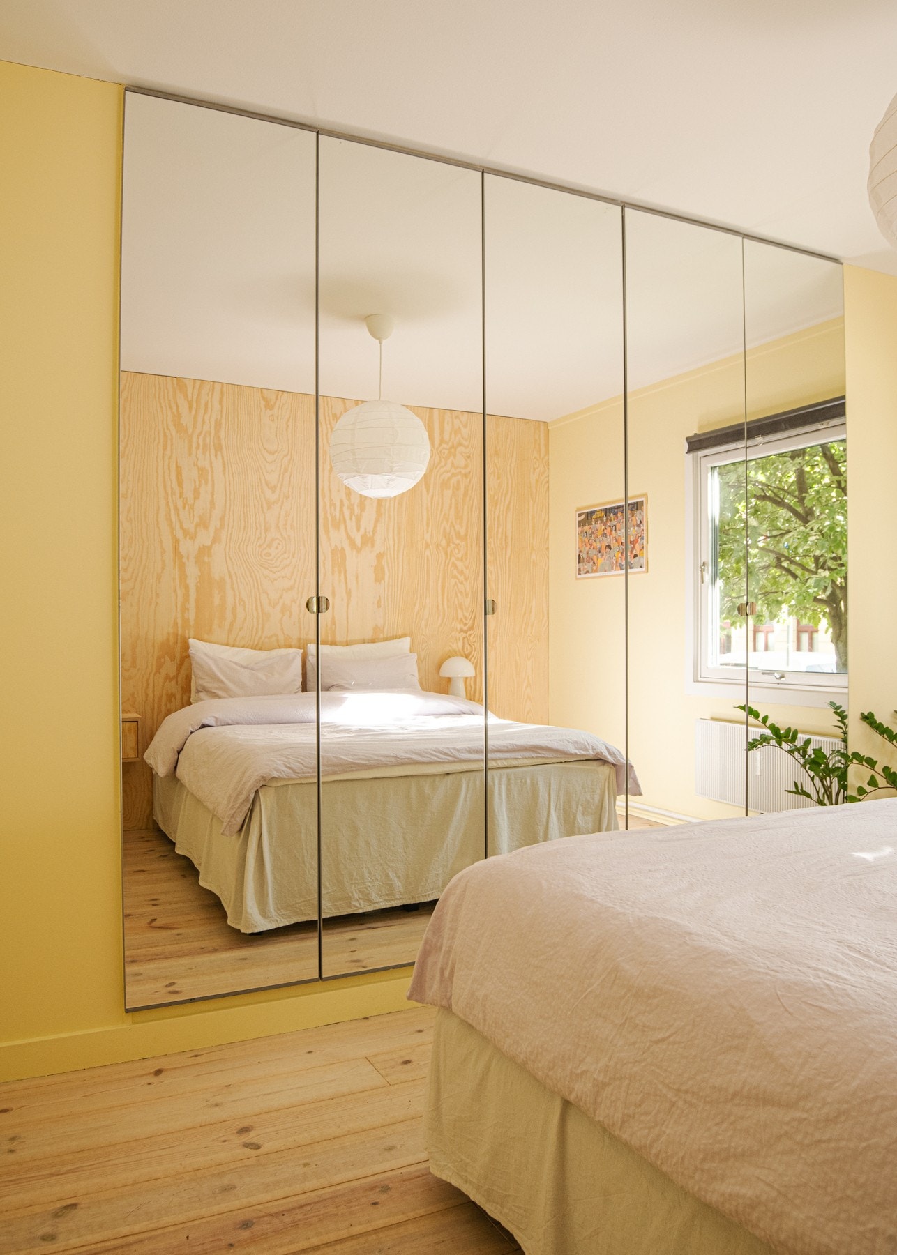 Her er det rikelig plass til dobbeltseng, og oppbevaringen er godt ivaretatt med et innebygd garderobeskap med speilfronter. Galleribilde