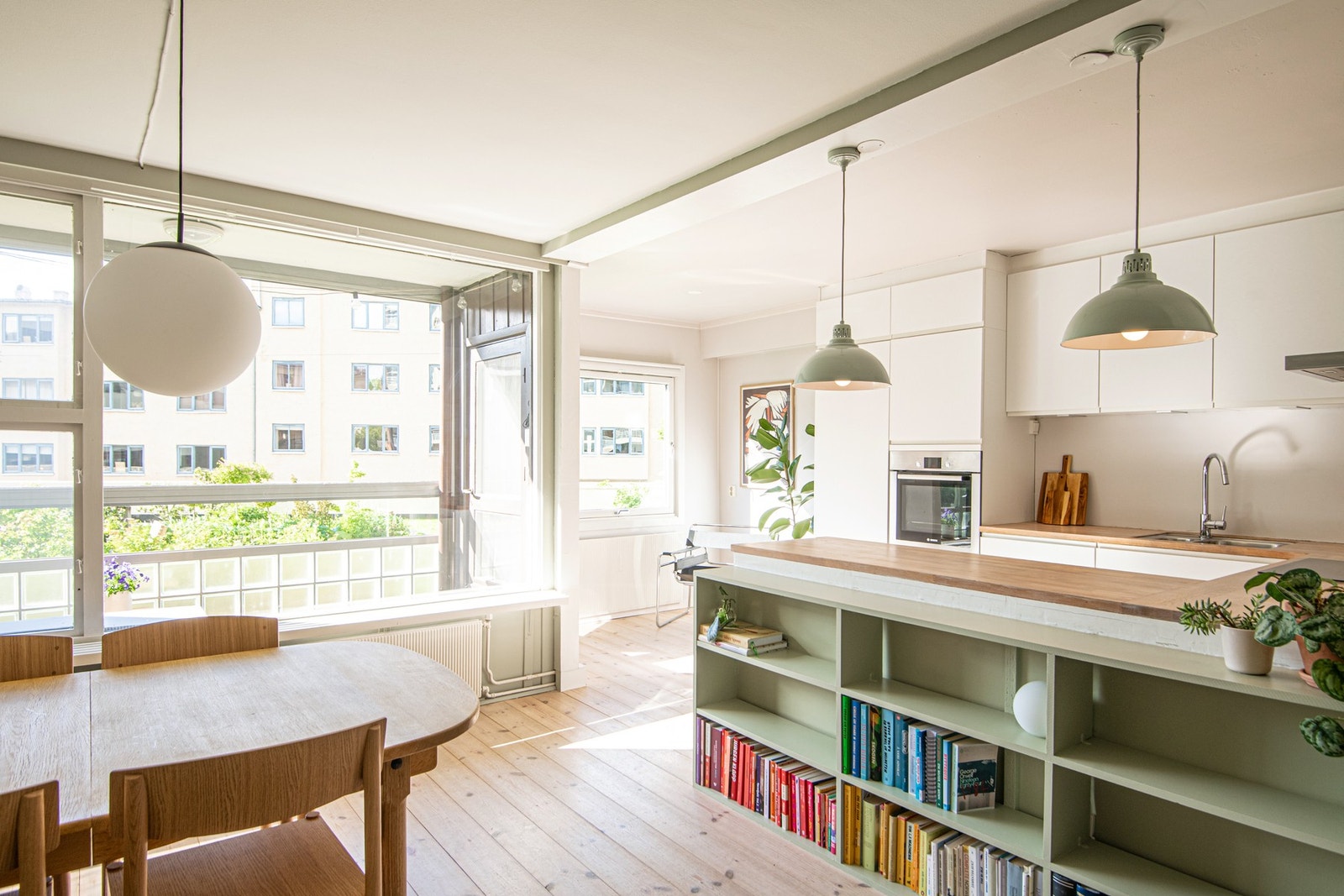 Stuen og kjøkkenet flommer i naturlig dagslys takket være store vindusflater. Galleribilde