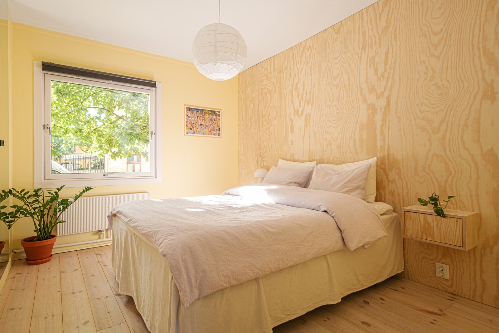 Leiligheten har to innbydende soverom som ligger i boligens bakre del og vendt mot sørøst. Avbildet er hovedsoverommet. Galleribilde