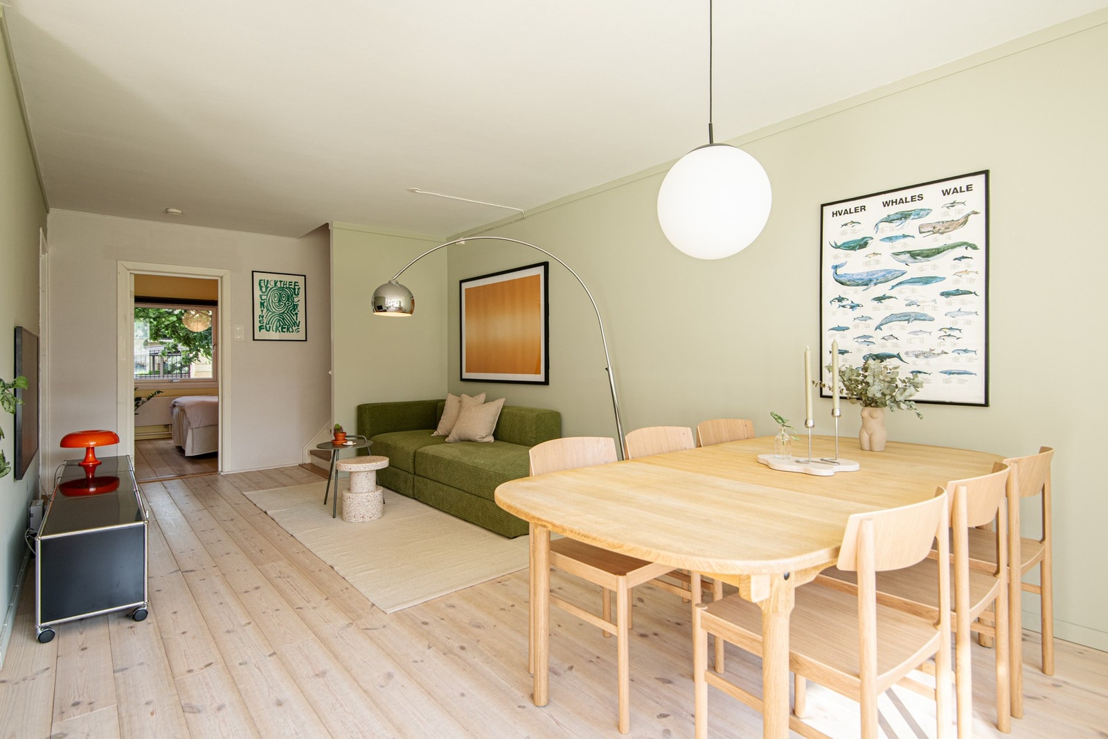 I stuen er det god plass til å innrede med sofagruppe, stuebord og spisebord, noe som gir fleksible møbleringsmuligheter. Galleribilde