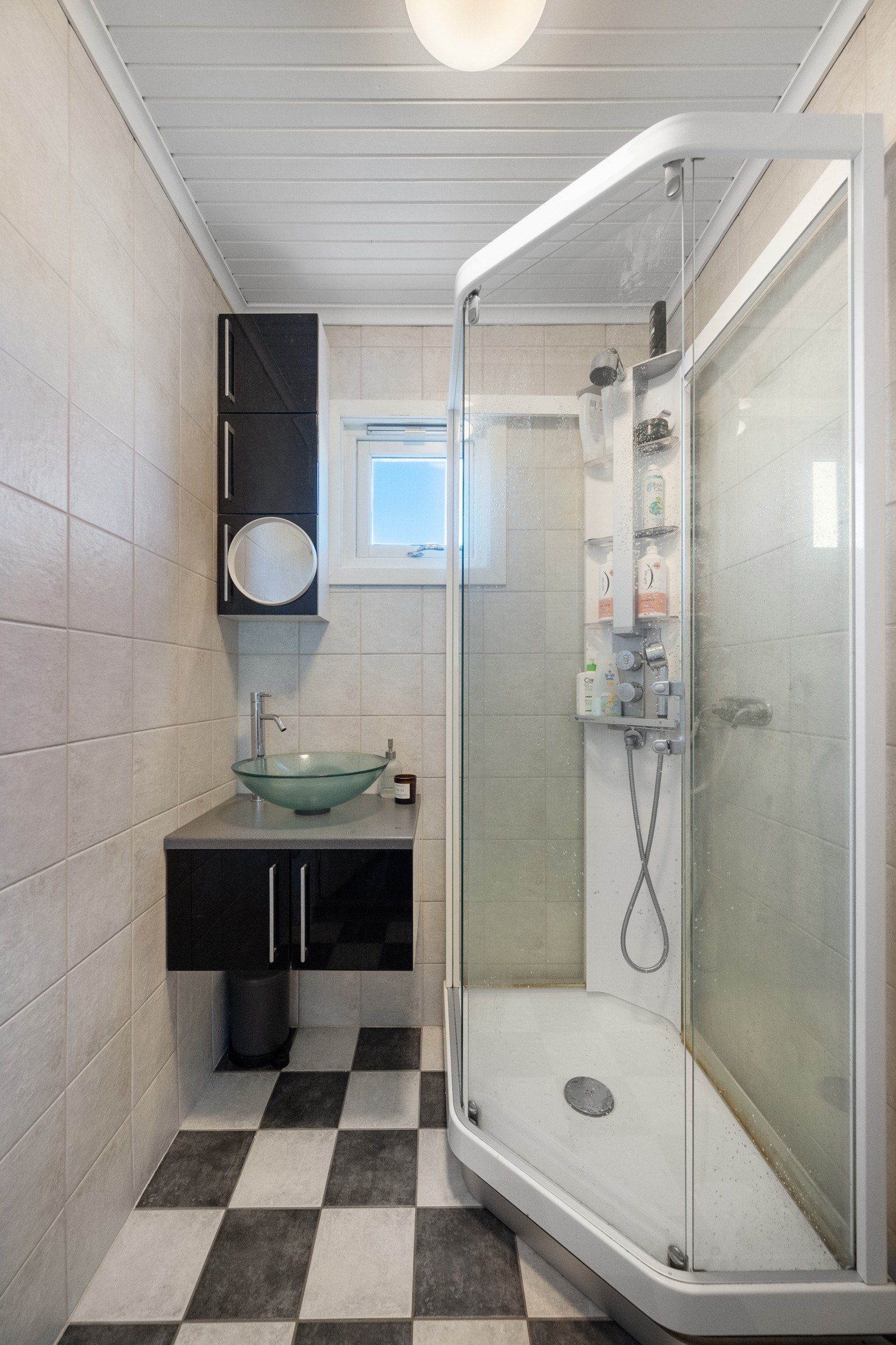 Badet er flislagt - varme i gulv Galleribilde