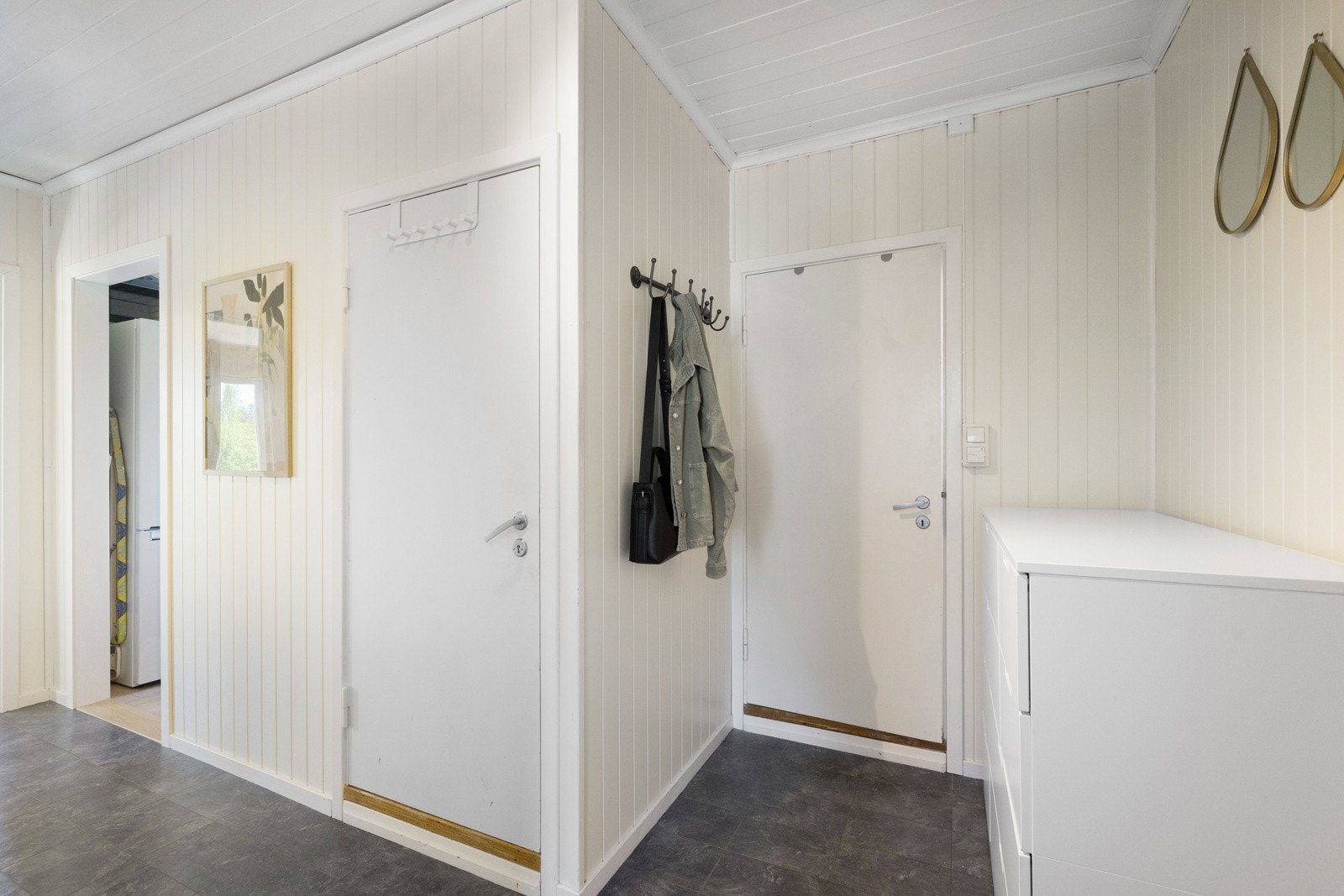 Romslig entrè med garderobemuligheter. Galleribilde
