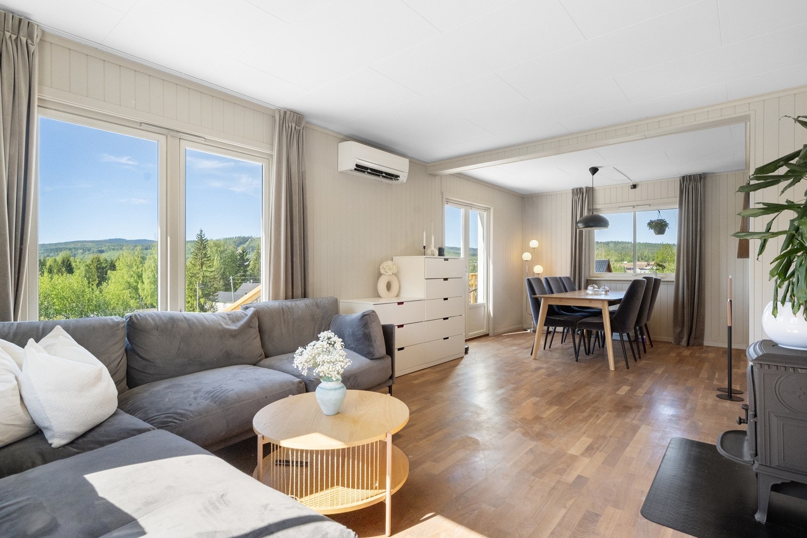 Stue og spisestue med adkomst ut til veranda. Galleribilde