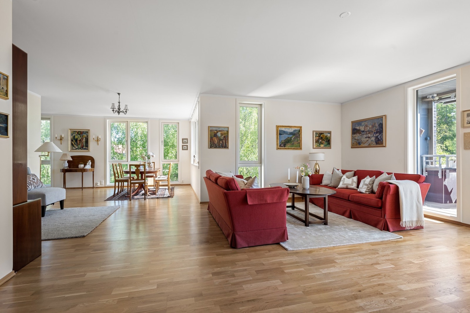 Stuen har god plass til både sittegrupper og spisestue, og de store vindusflatene gir rikelig med naturlig lys Galleribilde