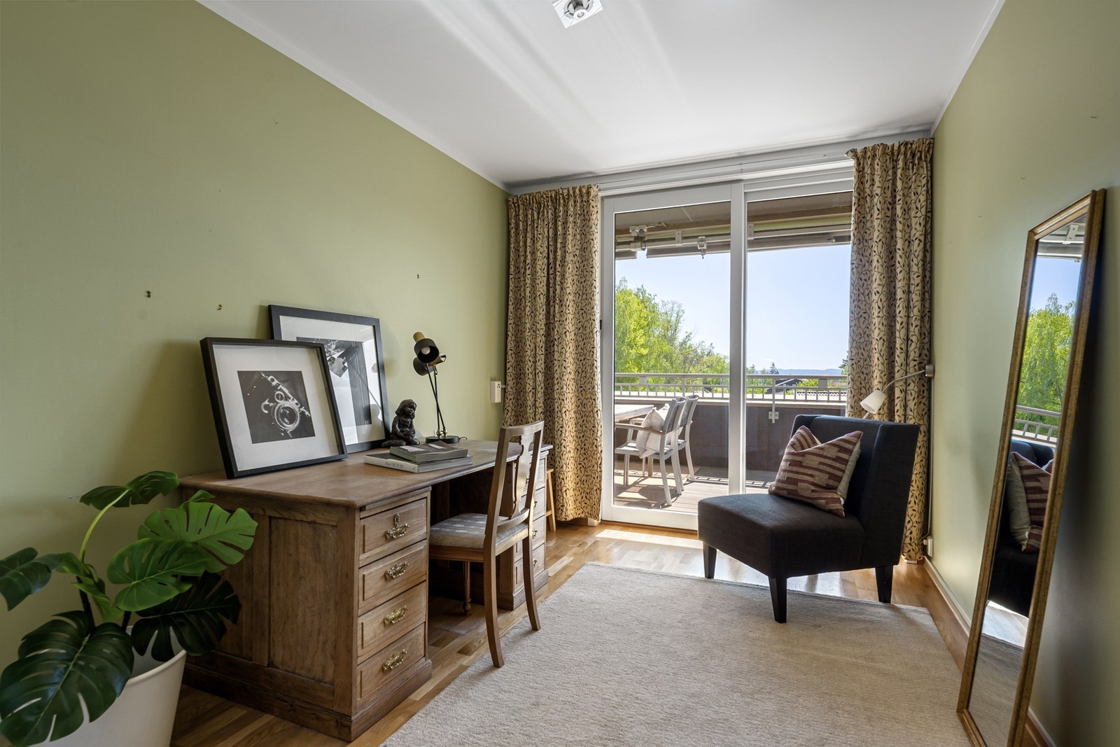 Det tredje soverommet har fin størrelse og skyvedør ut mot terrassen Galleribilde