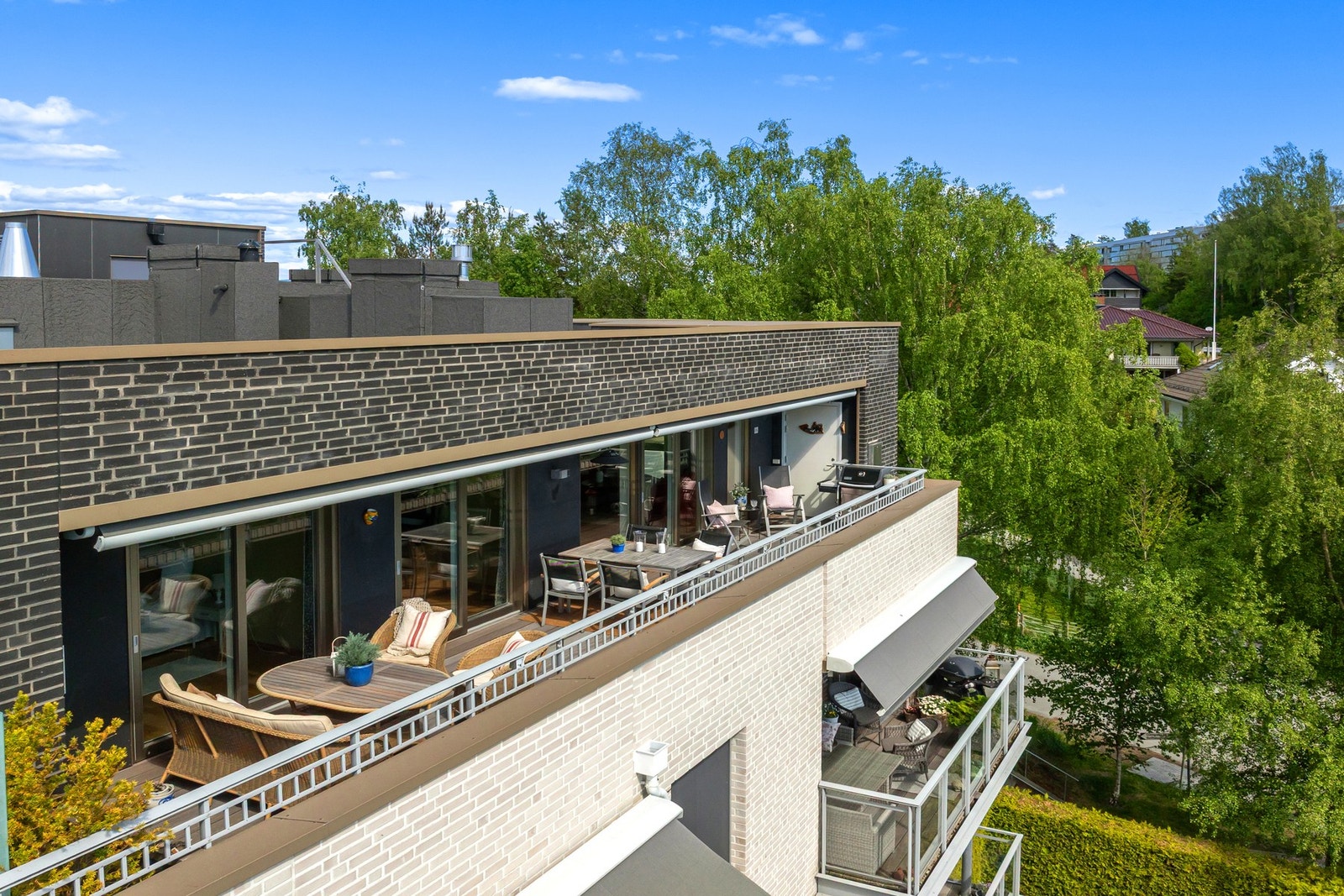 Romslig sørvendt og delvis overbygget takterrasse. Store vinduer sikrer masse dagslys hele året Galleribilde