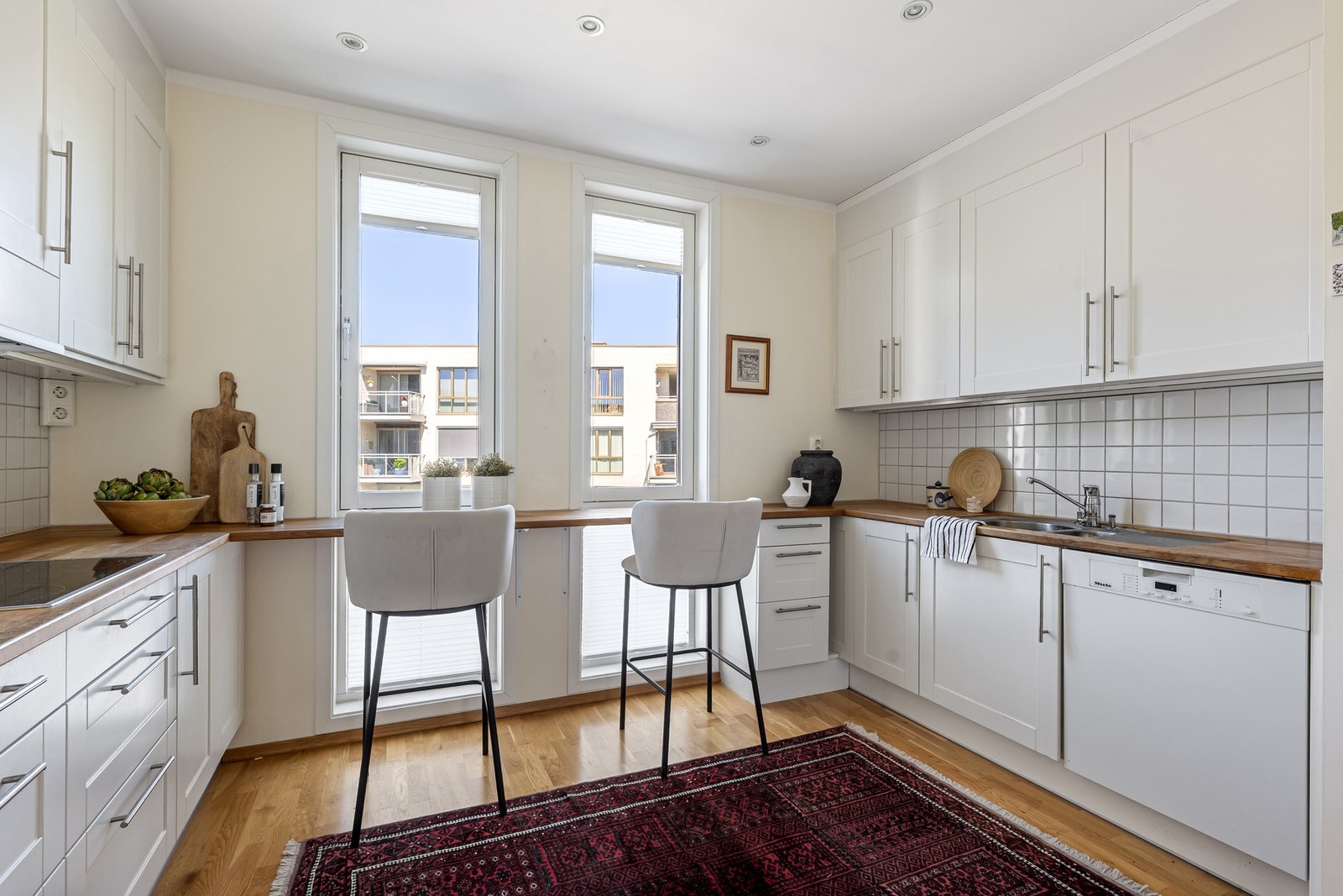 Kjøkkenet har integrert induksjonstopp, stekeovn og opplegg for oppvaskmaskin Galleribilde