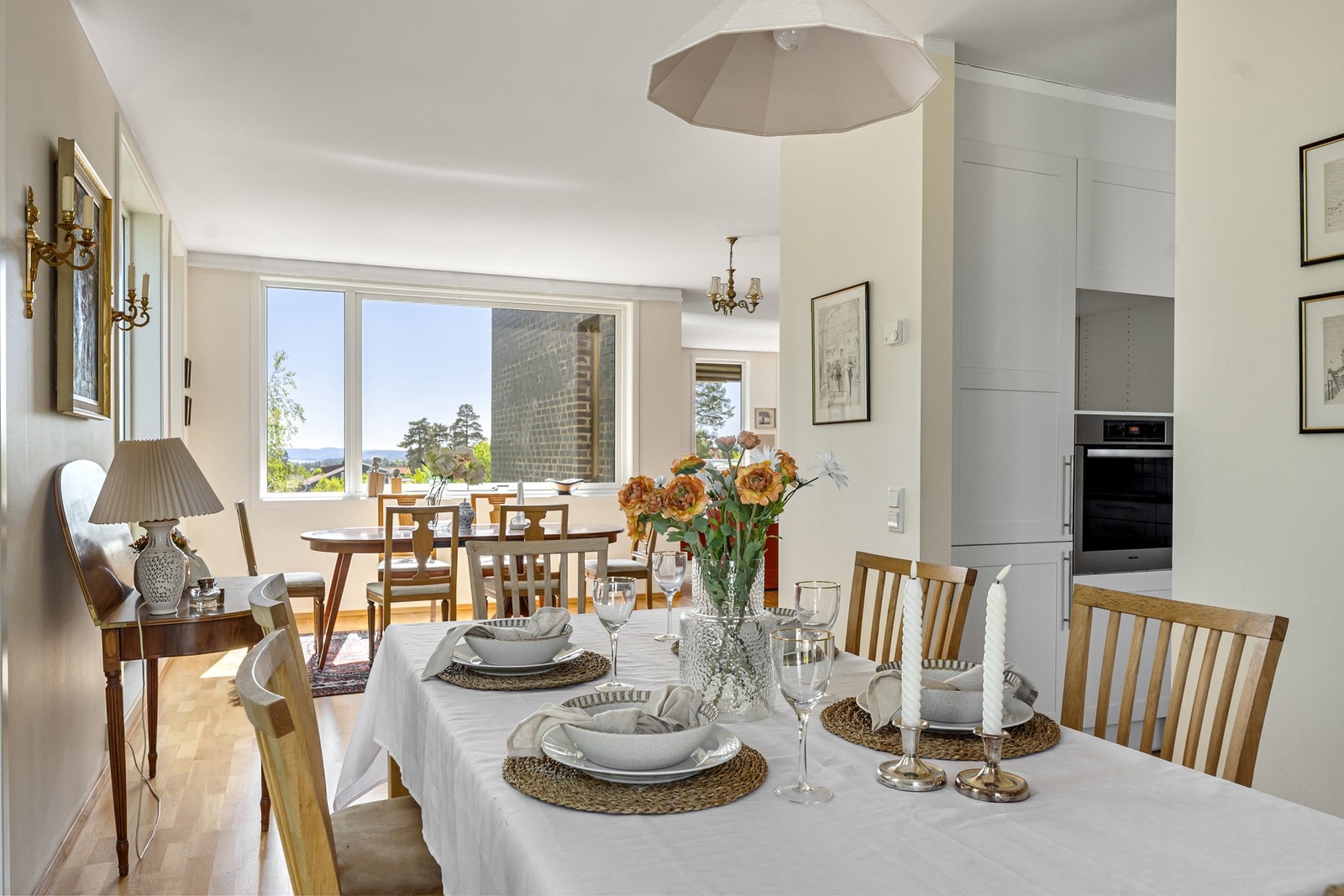 Her kan man dekke langbord til hele storfamilien og vel så det Galleribilde