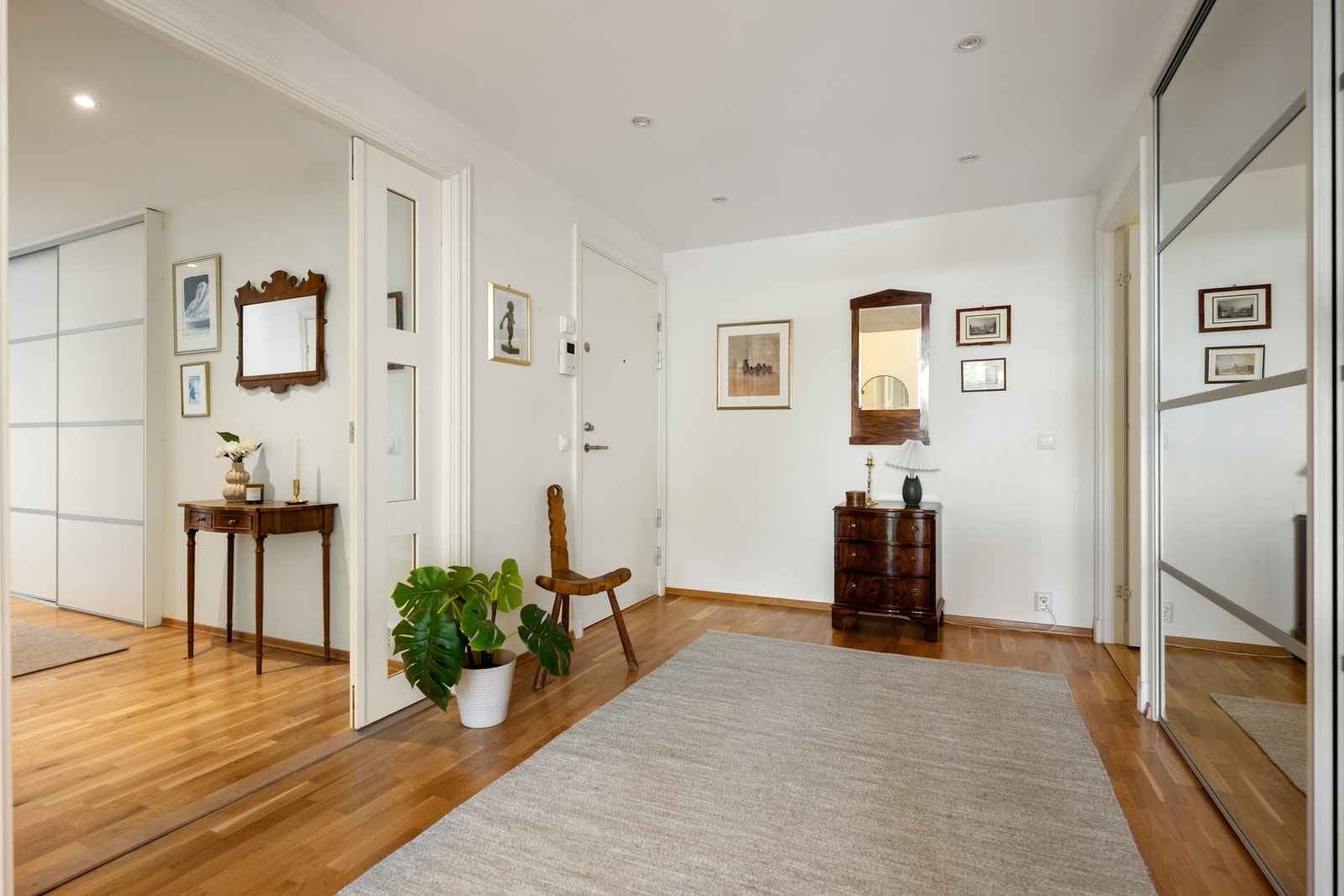 Adskilt soveroms fløy gjør det lettere å ta imot uventet besøk og gir privatliv og fleksibilitet Galleribilde