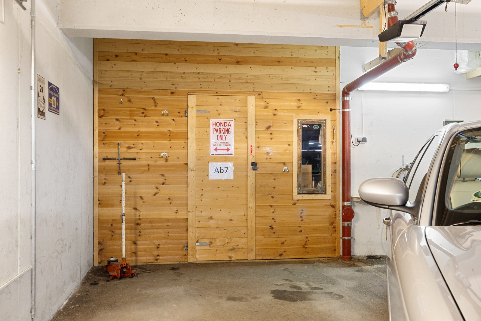 Det tilhører en adskilt dobbel garasje med bod i felles parkeringskjeller Galleribilde