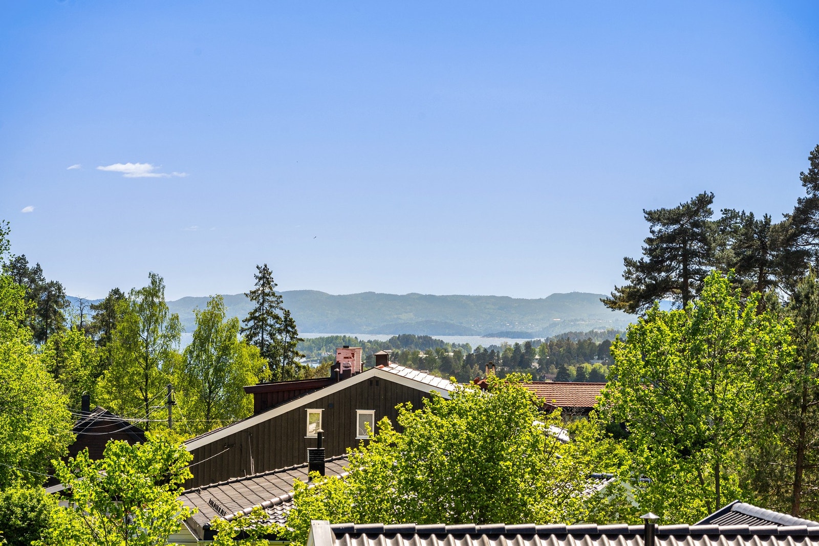 Det er også et glimt av sjøen fra terrassen Galleribilde