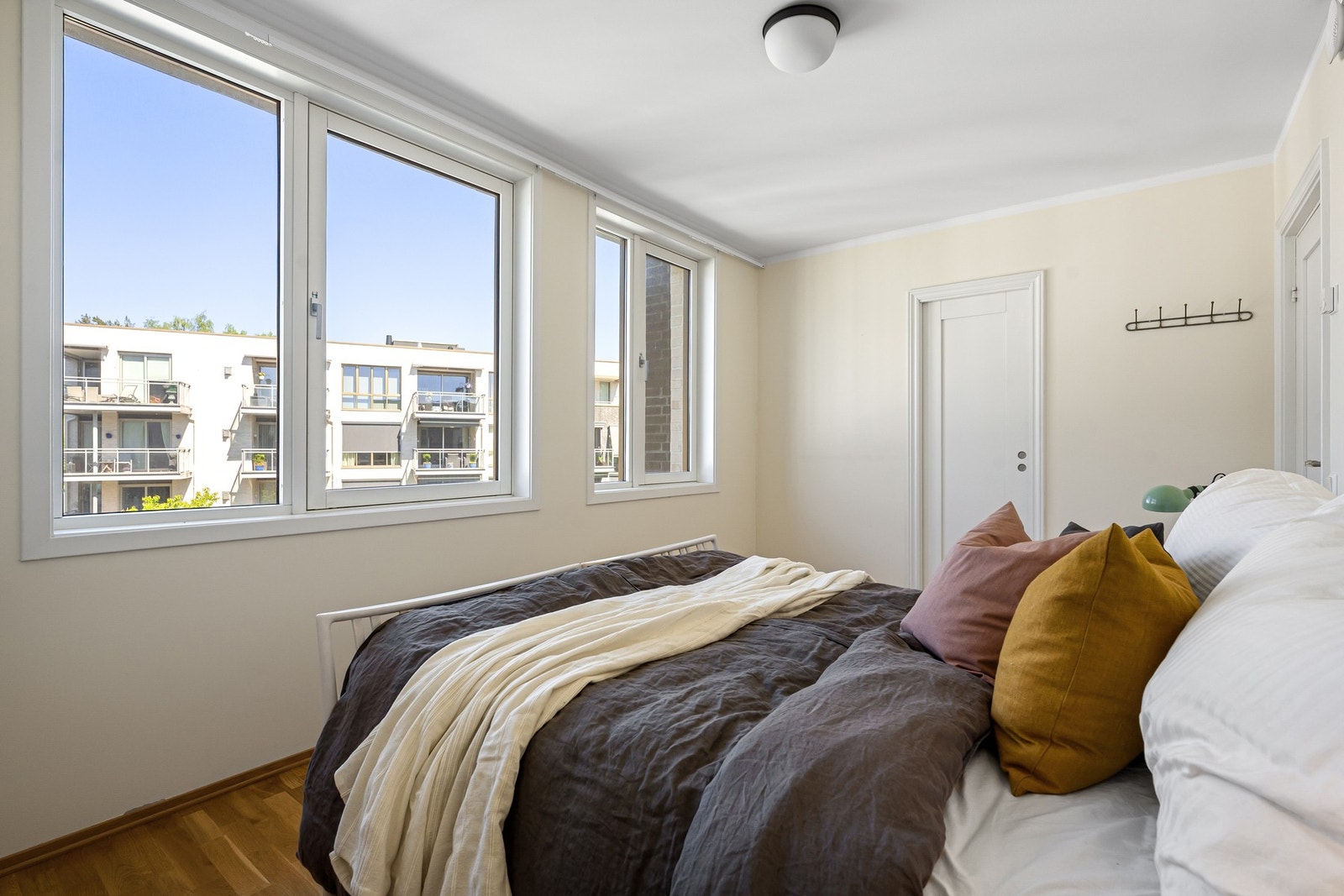 Soverom 2 er romslig og har tilgang til en praktisk innvendig bod Galleribilde