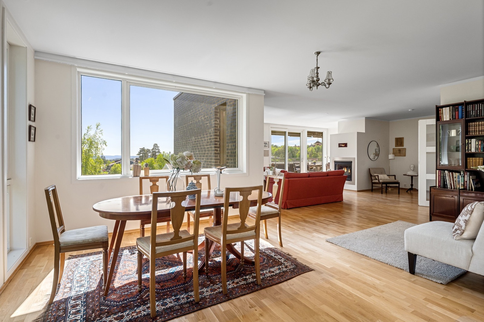 Spisestuen er generøs og er i dag innredet med to spisegrupper Galleribilde