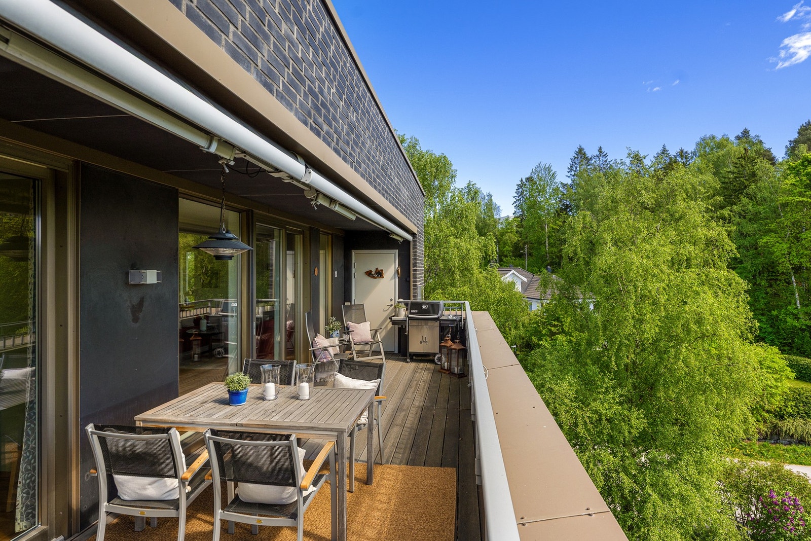 Takterrassen er på 32 kvm og har sol gjennom hele året. Elektriske markiser sørger for god solskjerming Galleribilde