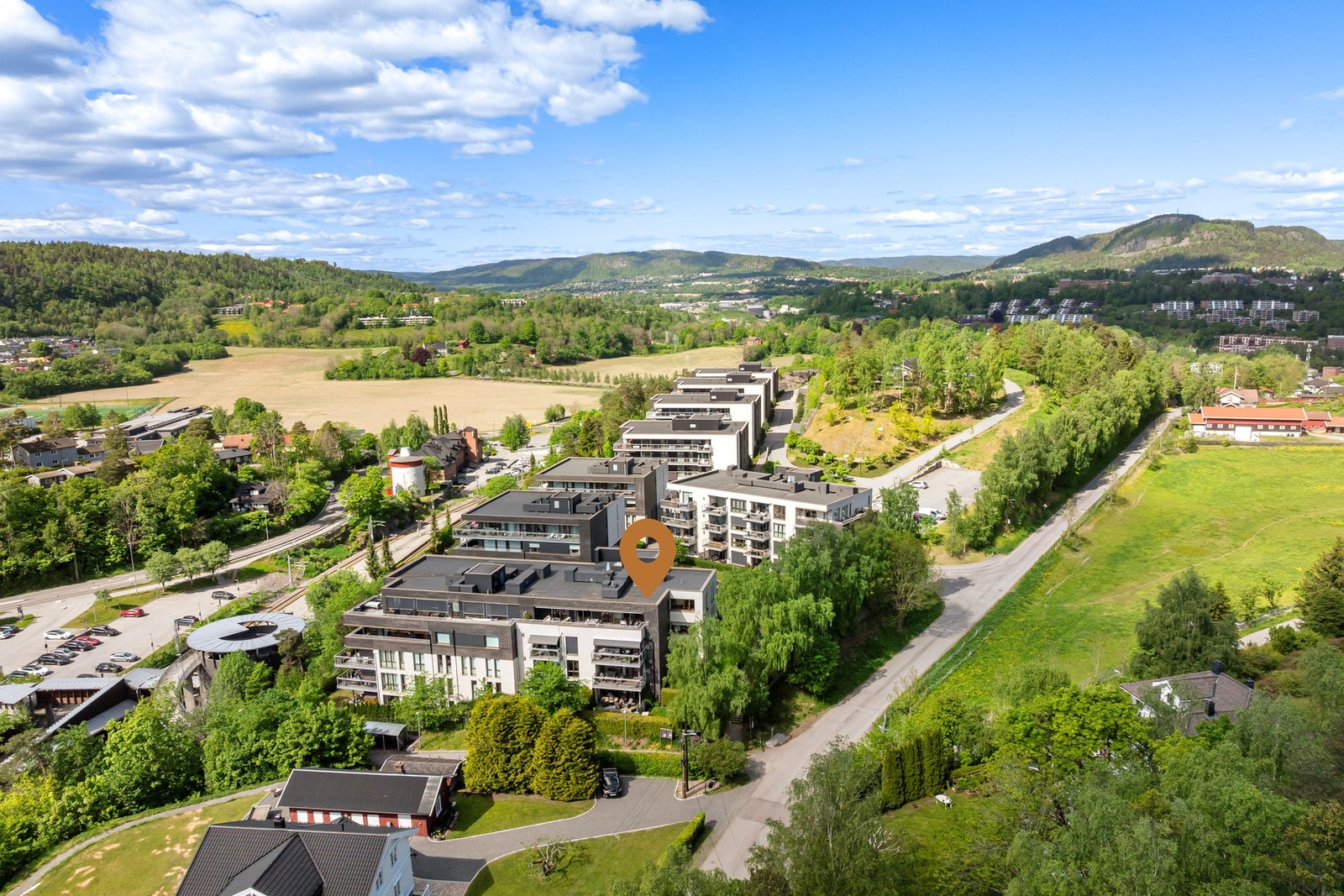 PrivatMegleren Bærum v/Håkon Sæter og Fredrik Morris Michaelsen har gleden av å presentere denne eksklusive penthouse-leiligheten Galleribilde