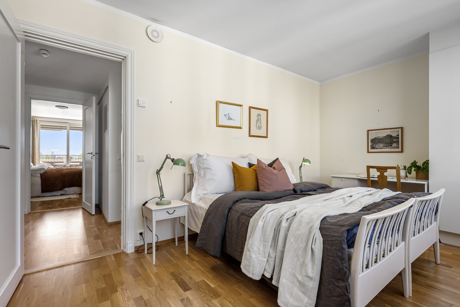 Soverom 2 er romslig og har tilgang til en praktisk innvendig bod Galleribilde