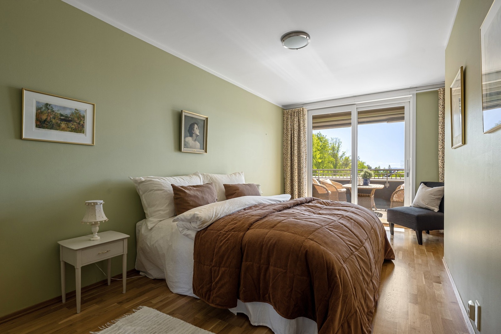 Boligen har tre soverom. Hovedsoverommet har eget bad Galleribilde