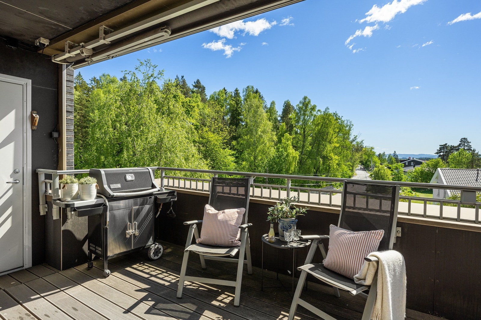 Leiligheten ligger høyt og fritt på sameiets sørside. Det er utsikt mot grøntarealer og villabebyggelse, ikke innsyn! Galleribilde