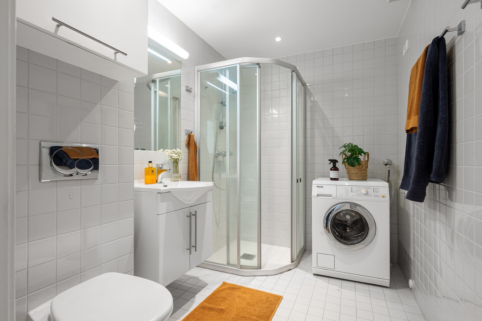 Boligens andre bad har inngang fra gangen. Vannbåren gulvvarme Galleribilde