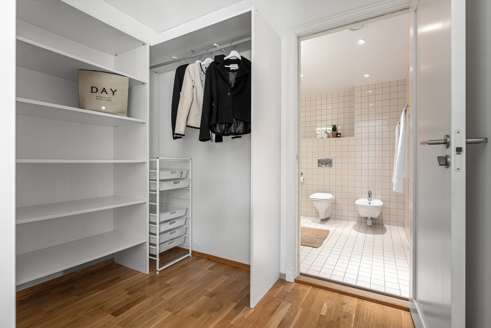 Hovedsoverommet har et romslig garderoberom før badet Galleribilde