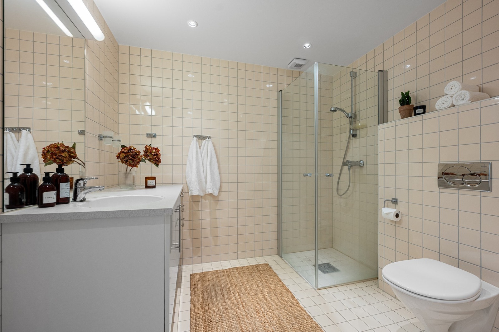 Hovedbadet er romslig og har vannbåren gulvvarme Galleribilde