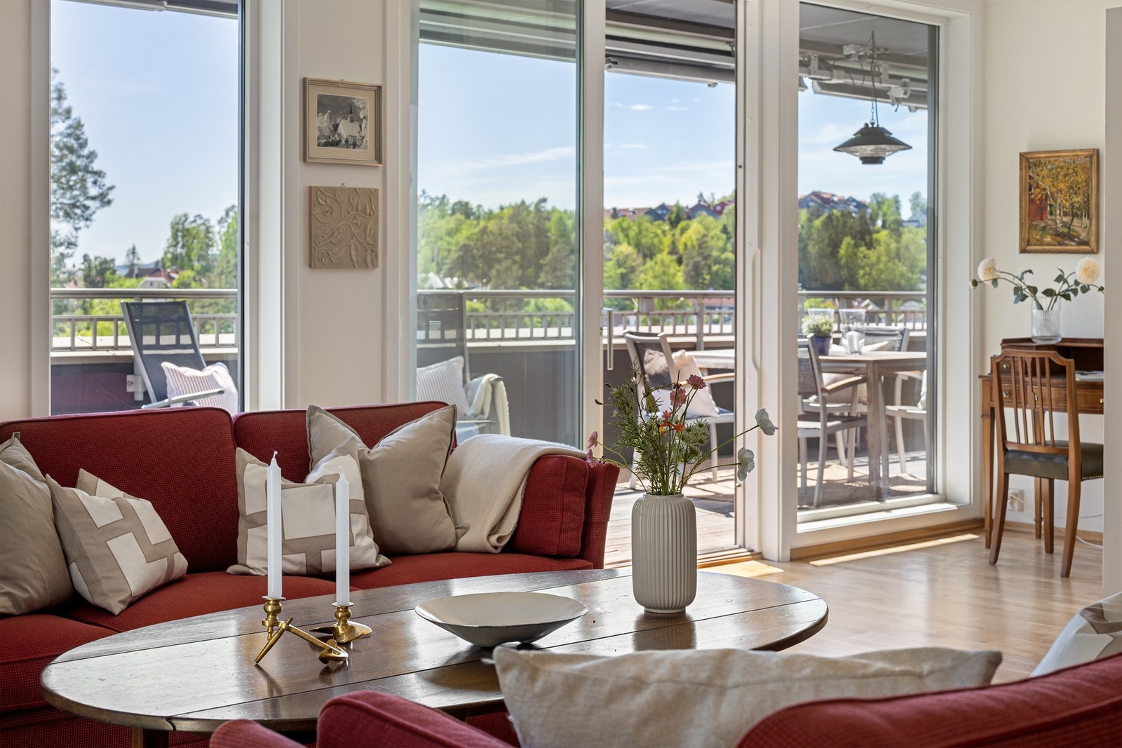 Sommerstid er takterrassen en utvidelse av stuen mot sør. Vinterstid fylles stuen av lyset fra den lave solen Galleribilde